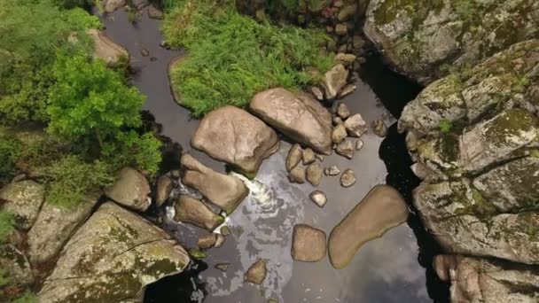 Дивовижною Пташиного Польоту Мальовничий Водоспад Чорної Річки Тече Глибокий Скелястий — стокове відео