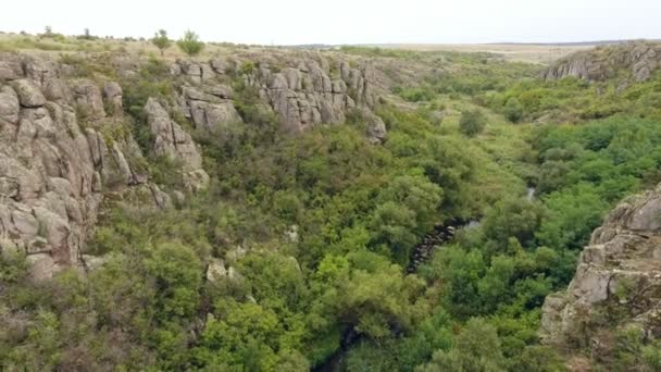 Дивовижний Вид Стародавні Скелясті Пагорби Виглядають Залишки Фортеці Чорна Річка — стокове відео