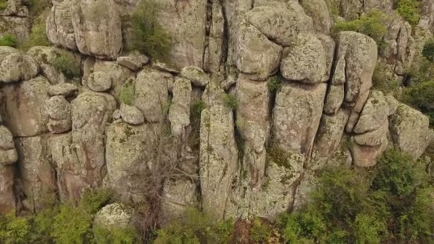 Widok Sterty Kamieni Umieszczone Razem Jakby Tworzą Niektóre Starożytnej Twierdzy — Wideo stockowe