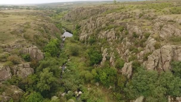 Luchtfoto Van Hoge Heuvels Een Zwarte Rivier Stroomt Een Sombere — Stockvideo