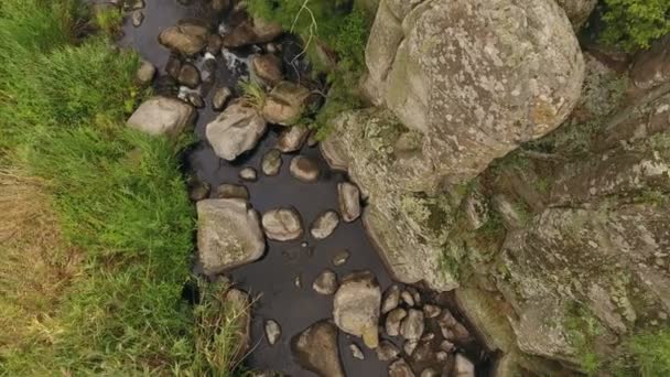 Uma Vista Deslumbrante Estreito Rio Negro Coberto Pedras Quadradas Tendo — Vídeo de Stock