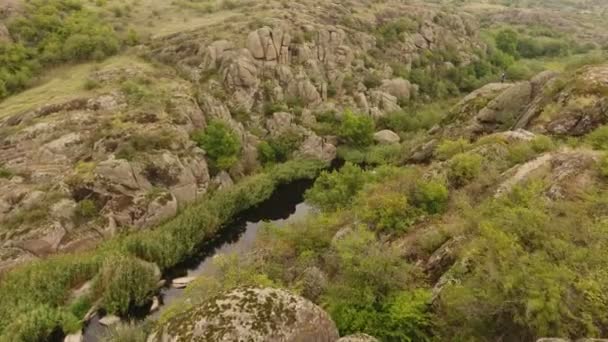                  Une vue mystique d'une rivière noire coulant dans un canyon dangereux parmi les montagnes rocheuses couvertes d'énormes pierres en Ukraine . 