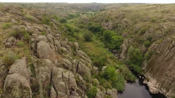 우크라이나에서 바위와 스트레칭 협곡에 흐르는 신비한 조류의 — 비디오