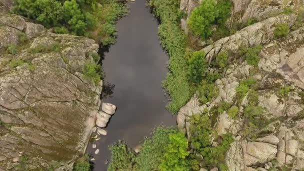 Ein Beeindruckender Schwarzer Fluss Der Sich Zwischen Felsigen Bergen Erstreckt — Stockvideo