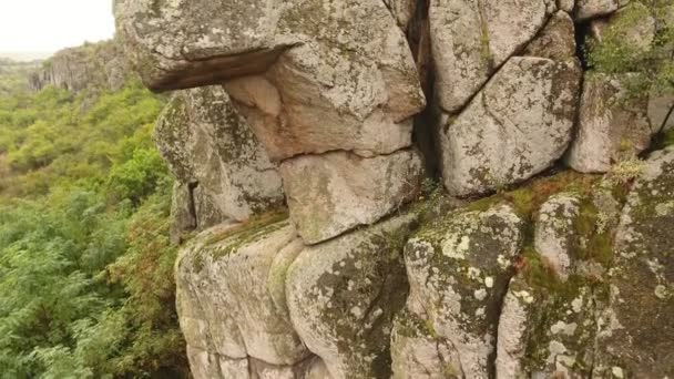 Uma Visão Enigmática Monte Pedras Enormes Colocadas Juntas Parecendo Uma — Vídeo de Stock