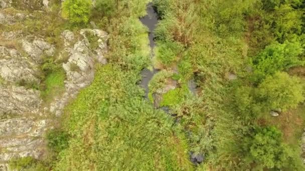Breathtaking Bird Eye View Deep Rough Ravine Huge Rocks Green — стоковое видео