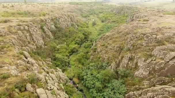 Una Splendida Vista Volo Uccello Profondo Burrone Tra Enormi Rocce — Video Stock