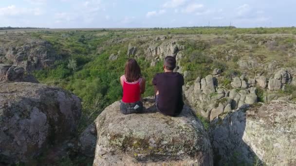 Eine Atemberaubende Vogelperspektive Auf Einen Jungen Mann Und Seine Freundin — Stockvideo