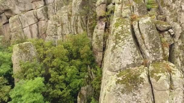 Uma Vista Inspiradora Algumas Colinas Rochosas Com Pilhas Pedras Redondas — Vídeo de Stock