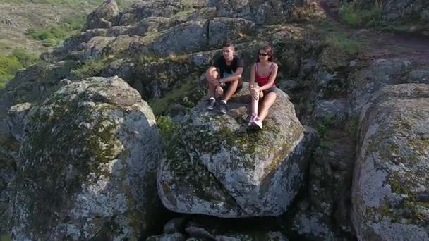 Olho Pássaro Tiro Jovem Sua Namorada Sentado Monte Pedras Pico — Vídeo de Stock