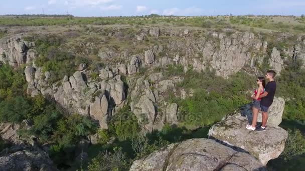 Panorama Strzał Młodego Człowieka Jego Ukochaną Stojąc Szczycie Skalista Szczyt — Wideo stockowe