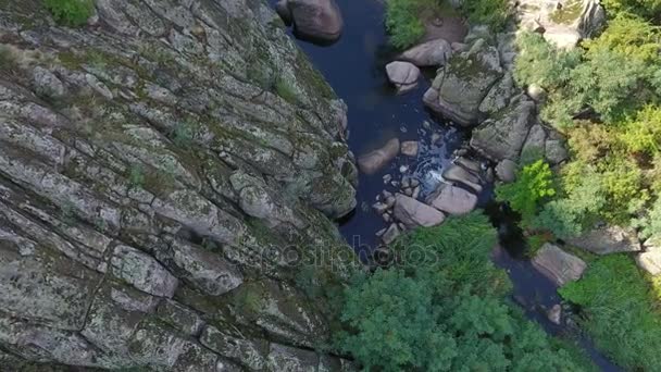 Eine Erstaunliche Vogelperspektive Auf Einen Natürlichen Wasserfall Zwischen Felsen Und — Stockvideo