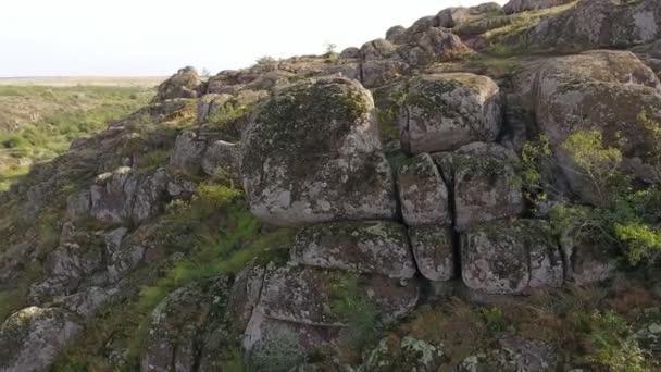 一个令人印象深刻的看法 一些岩石丘陵与成堆的圆形和立方的石头覆盖在乌克兰的黑海沿岸夏季 — 图库视频影像
