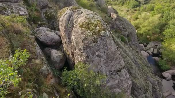 巨大な立方体で覆われているいくつかの山の謎ビューと半丸石とウクライナの黒海沿岸に緑のパッチ — ストック動画