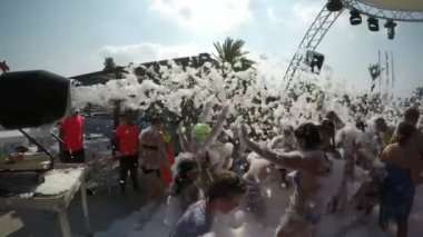 Kemer, Turkey - 18 Temmuz 2017: Bir neşeli görünümünü yüzücüler beyaz ve kabarık ter akışları altında eğlenceli bir kalabalık Türk resort yaz aylarında güneşli bir günde doğum.