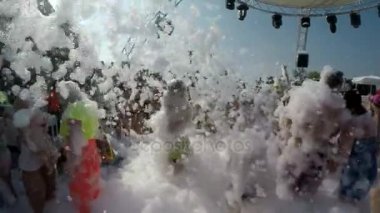 Kemer, Turkey - 18 Temmuz 2017: Bir komik görünümünü bir kalabalık turist beyaz ve yumuşak köpük akışları altında eğlenceli Türk resort ona güneşli bir yaz.