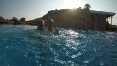 Deniz itme bir aile komik bir görünümünü ileri Akdeniz'de bir Türk resort üzerinde ağır çekimde yaz aylarında su sıçramalarına. Onlar iyi hissediyorum.
