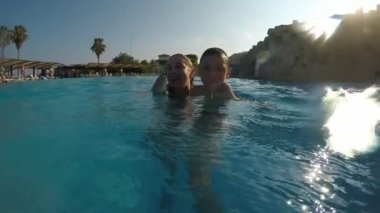             Deniz itme bir aile komik bir görünümünü ileri Akdeniz'de bir Türk resort üzerinde ağır çekimde yaz aylarında su sıçramalarına. Onlar iyi hissediyorum.
