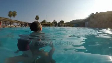 İki btothers komik bir bakış. Bunlardan biri diğer Akdeniz ve omuzları üzerinde duruyor ve bir bomba slo-Mo gibi atlar