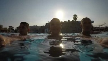      Bir duygusal bir görünüm kendilerini bir platformdan iterek ve çekimde Yüzme Akdeniz'de bir selfie yapmak bir mutlu aile.