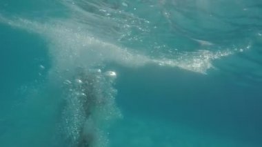    Mutlu bir kadın ayak ilk alacakaranlık arka planda bir palm ile Akdeniz'in mavi sularında atlama heyecan verici bir bakış.