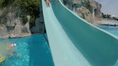   Mutlu bir kadın bir kaydırağı bir Türkiye tatil yaz ağır çekimde hareket neşeli bir bakış. Su sıçraması ile almıştı.. 