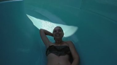    Mutlu bir kadın bir kaydırağı bir Türkiye tatil yaz ağır çekimde hareket iyimser bir bakış. O gülümsüyor ve komik geliyor. 