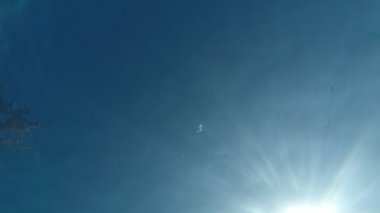 Akdeniz Türk beldesinde bir kırlangıç dalış yapan bir genç erkek çarpıcı bir manzara. Ağır çekimde sualtı üzerinden vurdu.