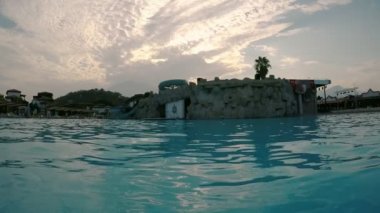        Bir cheeryview iki adamın Meditarranean denizin karanlık sularda bir Türk tatil yaz yavaş atlama. Onlar iyi hissediyorum.  