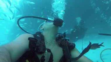  Akdeniz'de yüzme ve büyük Gümüş Balık çekimde seyir besleme iki scuba dalgıçlarının çarpıcı bir görünüm  