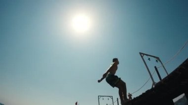 Aşağı yavaş yaz aylarında geri summersault bir Türk resort doğum yapan bir genç erkek görünümünü kadar heyecan verici bir.