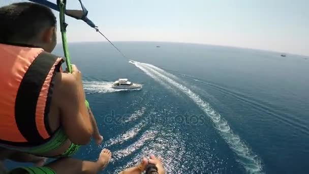 Una Bonita Vista Dos Chicos Volando Sobre Resort Turco Paracaídas — Vídeo de stock