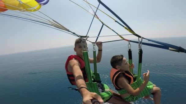 Una Vista Impressionante Due Ragazzi Che Sorvolano Resort Turco Paracadute — Video Stock