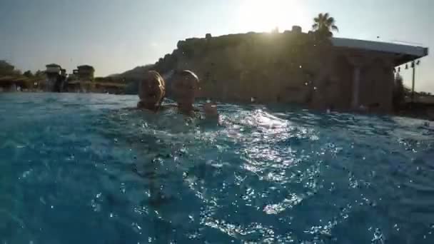 Uma Vista Engraçada Uma Família Empurrando Salpicos Mar Para Frente — Vídeo de Stock