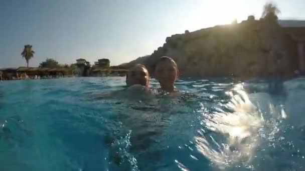 一个有趣的观点 一个家庭推动海飞溅在地中海的土耳其度假胜地在夏季缓慢的议案 他们感到愉快 — 图库视频影像