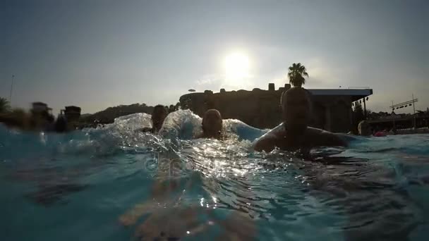 地中海の海に Selfie を作って幸せな家庭のプラットフォームから自分自身を押すとスローモーションで一緒に泳ぐの美しい景色 — ストック動画