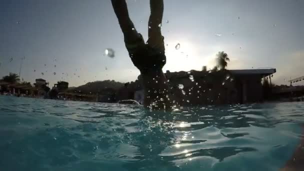 一个令人印象深刻的体育的人在五彩短裤谁潜水头在地中海暮色在夕阳在斯洛伐克 — 图库视频影像