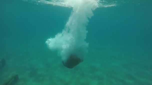 Genç Bir Adam Ayak Ilk Mavi Deniz Sularında Atlama Etkileyici — Stok video