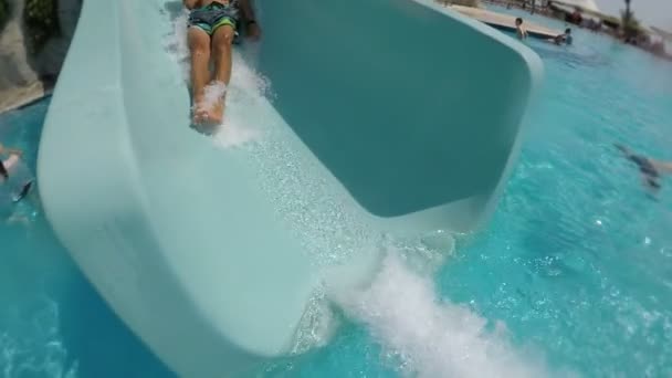Glad Bild Lycklig Man Flyttar Nedåt Vattenrutschkana Resort Turkiet Sommaren — Stockvideo