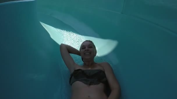 Оптимистичный Взгляд Счастливую Женщину Движущуюся Вниз Водной Горке Турецком Курорте — стоковое видео