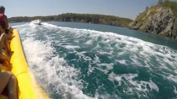 Una Vista Alegre Turistas Felices Corriendo Plátano Amarillo Grande Que — Vídeos de Stock