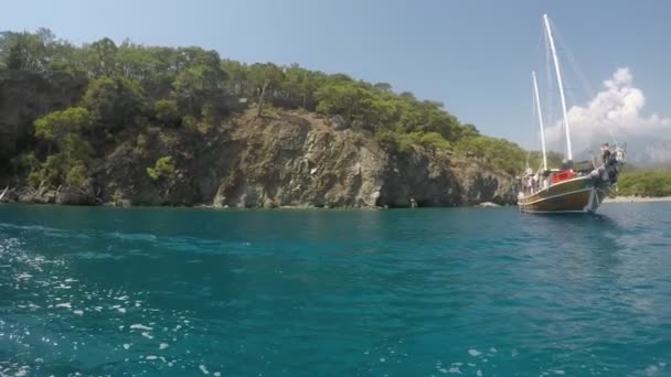 印象的な マスト ブリガンティンは起伏のあるトルコの海岸に停泊スローモーションで夏の晴れた日に立って それは正常に見える — ストック動画