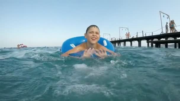 Wesoły Widok Małego Chłopca Pływanie Inflatanle Żółty Niebieski Pierścień Morzu — Wideo stockowe