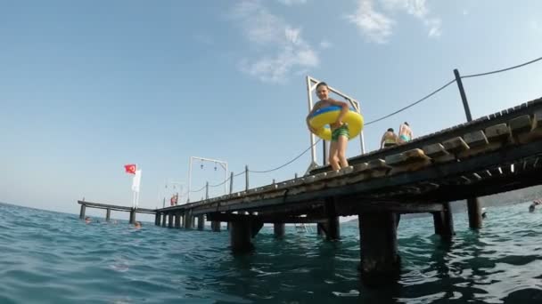Uma Visão Otimista Menino Pequeno Rodopiando Pulando Nas Águas Mar — Vídeo de Stock