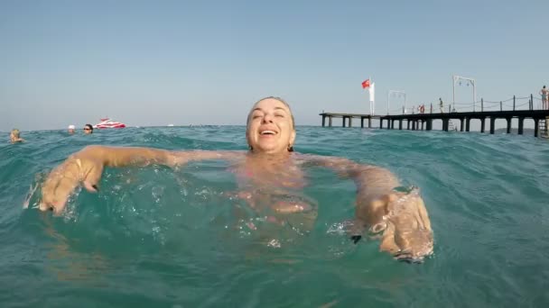 Een Optimistische Kijk Een Blonde Vrouw Verhogen Haar Handen Stoeien — Stockvideo