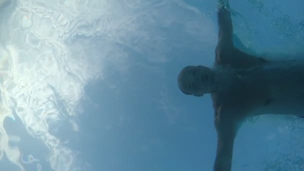 Подводный Снимок Мужчины Средних Лет Черных Шортах Плавающего Брассом Синем — стоковое видео
