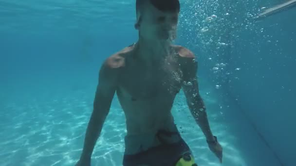 Excitingview Młody Człowiek Siedzi Pływania Pod Wodą Wśród Licznych Pęcherzyków — Wideo stockowe