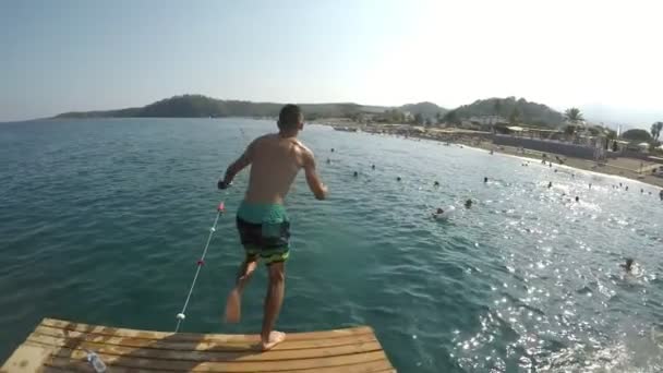 Uma Visão Alegre Jovem Shorts Multicoloridos Pulando Pés Primeiro Águas — Vídeo de Stock