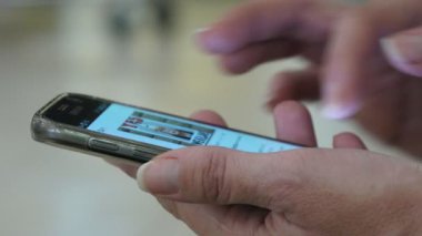 Nikolaev, Ukrayna - 1 Kasım, 2017:A portre hareketli görüntüler sosyal haber üstünde belgili tanımlık perde kapalı profili yerleştirilir bir smartphone erkek el vurdu.