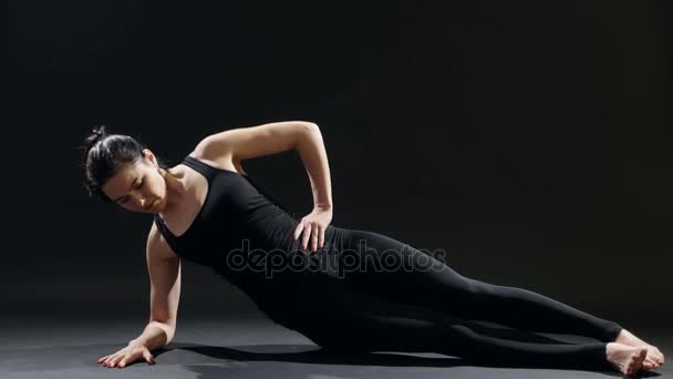 Mujer Joven Mantiene Una Tabla Lateral Levanta Cuerpo Gimnasio Deportivo — Vídeos de Stock